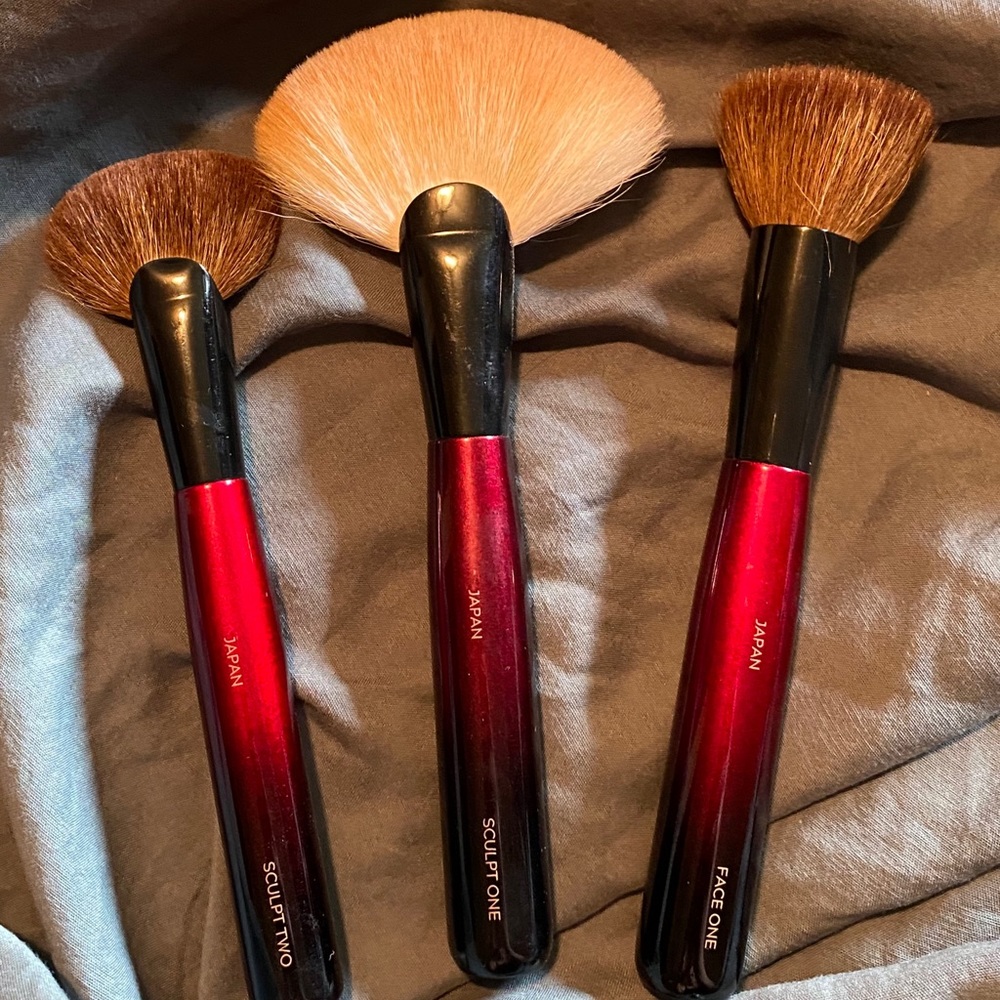 (SOLD) Sonia G Makeup brushes. Value of $300 CAD - Picture 2 of 6